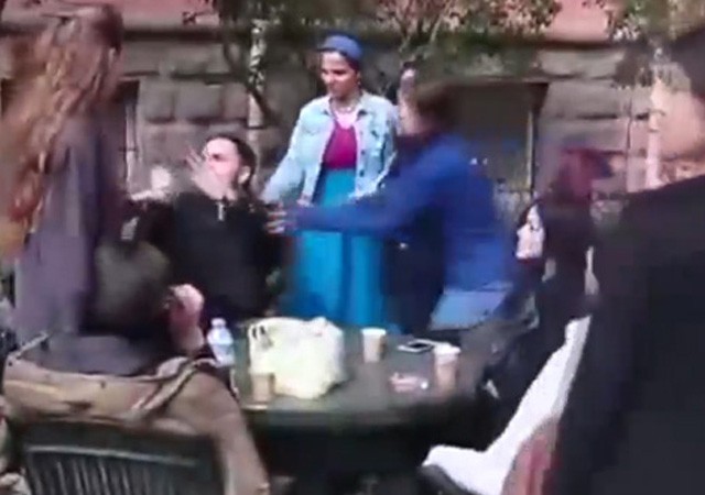 Tacizci genci kızlar tekme tokat dövdü