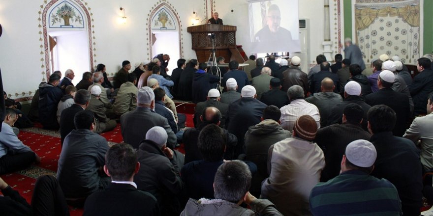 Aşka gelen cemaat, imamı hoplattı